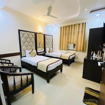 جوراكبور Hotel Pradeep Palace المظهر الخارجي الصورة