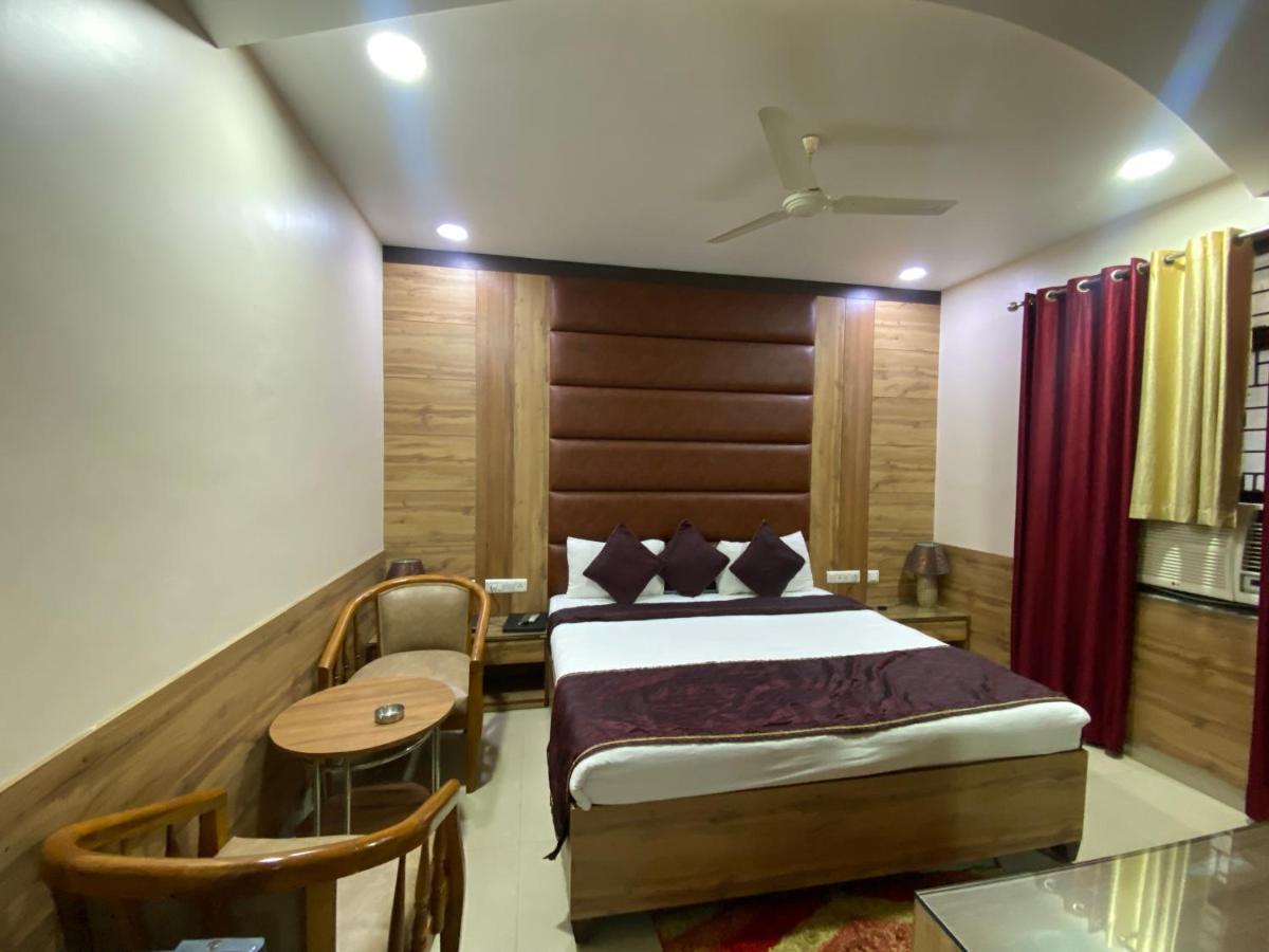 جوراكبور Hotel Pradeep Palace المظهر الخارجي الصورة