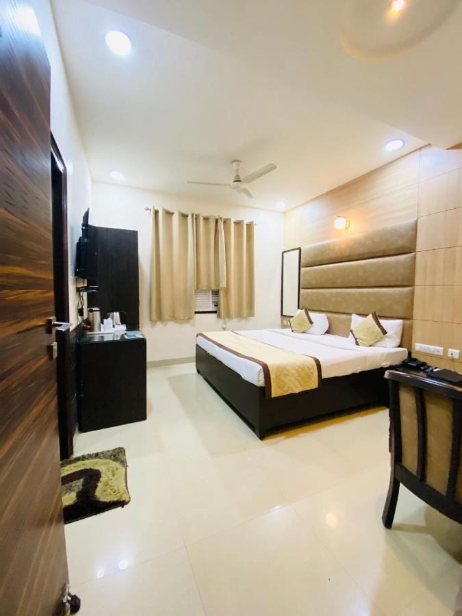 جوراكبور Hotel Pradeep Palace المظهر الخارجي الصورة