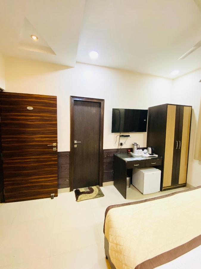 جوراكبور Hotel Pradeep Palace المظهر الخارجي الصورة