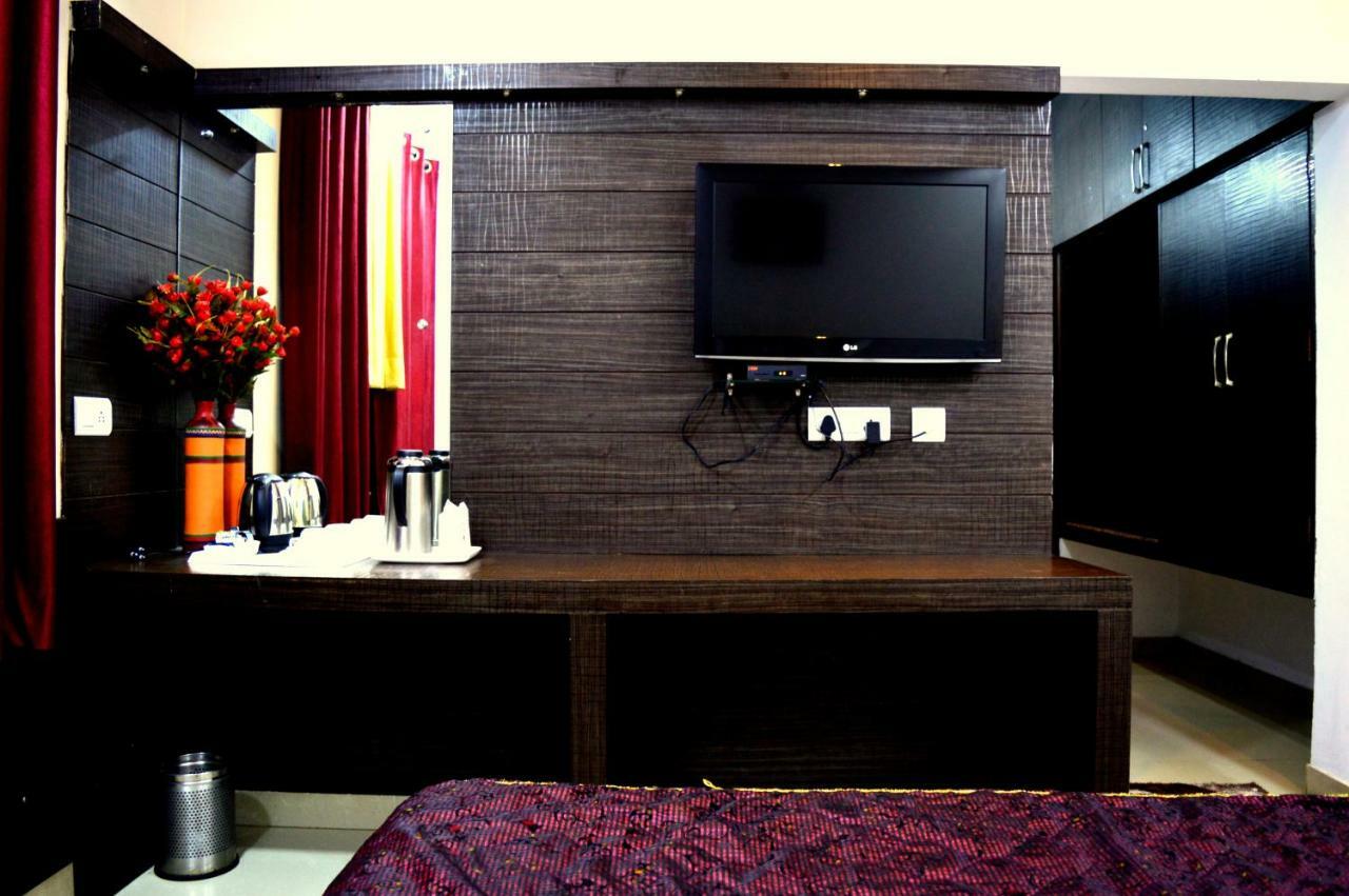 جوراكبور Hotel Pradeep Palace المظهر الخارجي الصورة